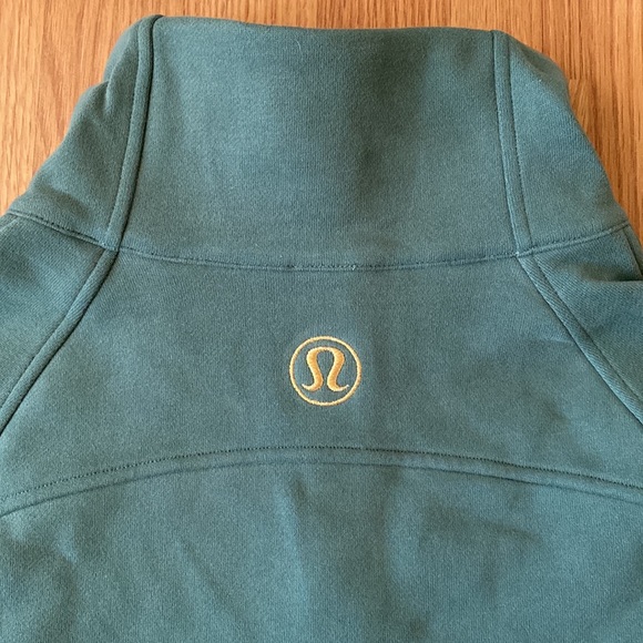 ❤️ Lululemon Scuba Oversized Funnel Neck in Medium Forest Gold Size M/L NWT - Picture 10 of 10